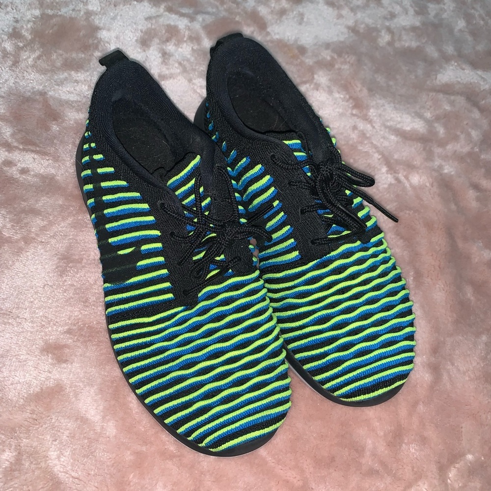 Womens Nike Roshe Two Flyknit Black Volt - size 6.5